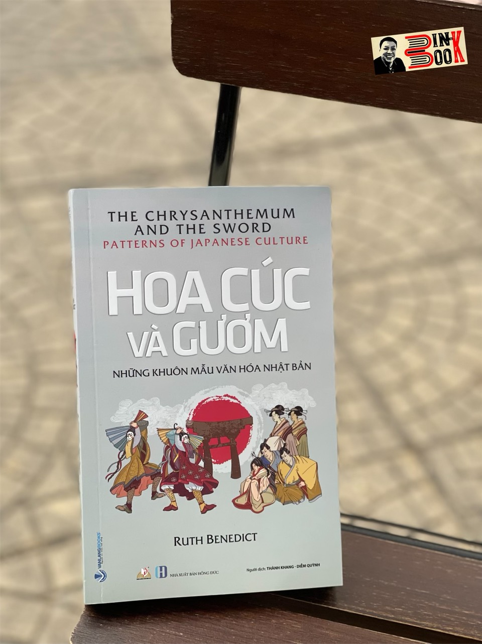 HOA CÚC VÀ GƯƠM – Những khuôn mẫu văn hóa Nhật Bản – Ruth Benedict – Thành Khang và Diễm Quỳnh dịch - Văn Lang Books – NXB Hồng Đức (bìa mềm)