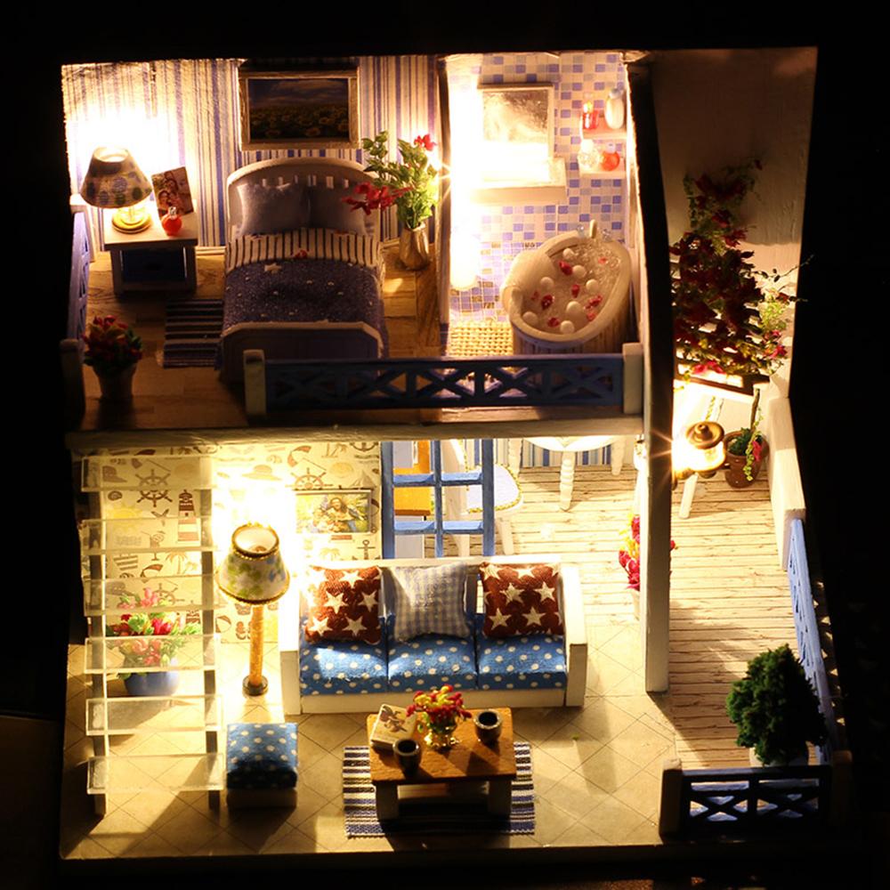 Nhà búp bê thu nhỏ với đồ nội thất và đèn LED tự làm