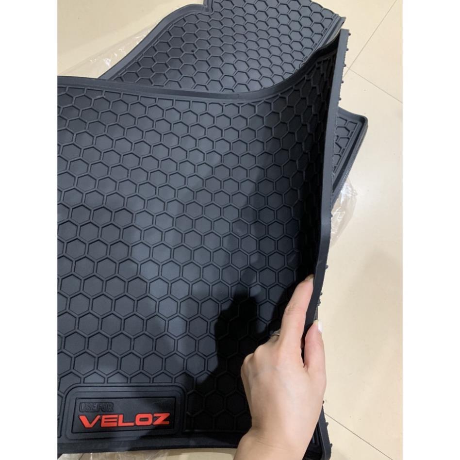 Thảm Lót Sàn Cao Su Đúc Xe Toyota Veloz 2022- 2023 Mẫu Tổ Ong Cao Su Không Mùi Cao Cấp chữ đỏ