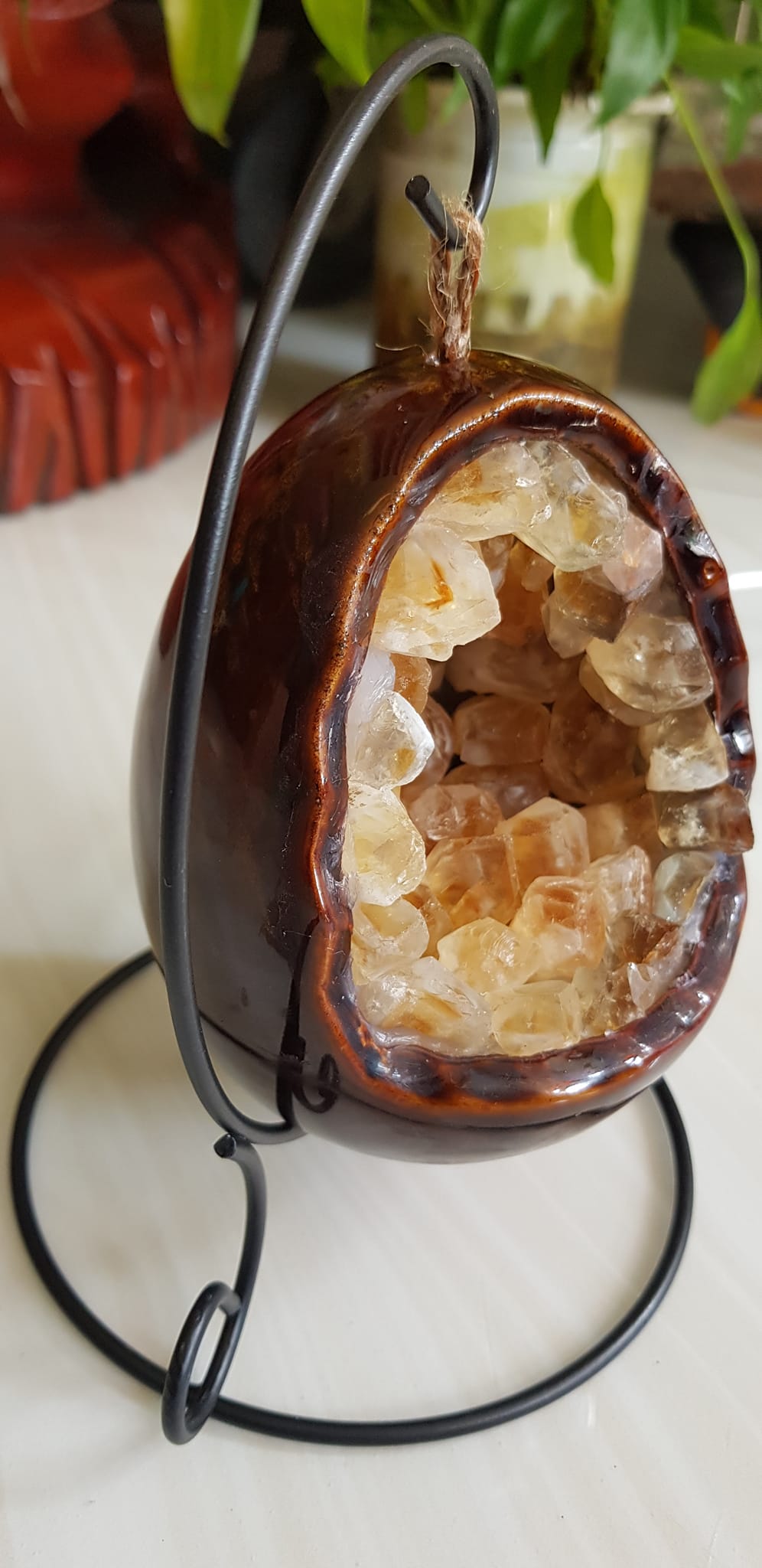 Miếng thạch anh Vàng tự nhiên hốc sâu có đế kiểu có đèn điện công dụng hút tài lộc cả chân Cao 16cm đk 12cm miếng Vàng cao 10cm đk 8cm Anh Chị để bàn trang trí nhà bàn thờ Thần Tài và treo trong phòng làm đèn ngủ may mắn màu Vàng Anh thật sự rất tốt đẹp ạ