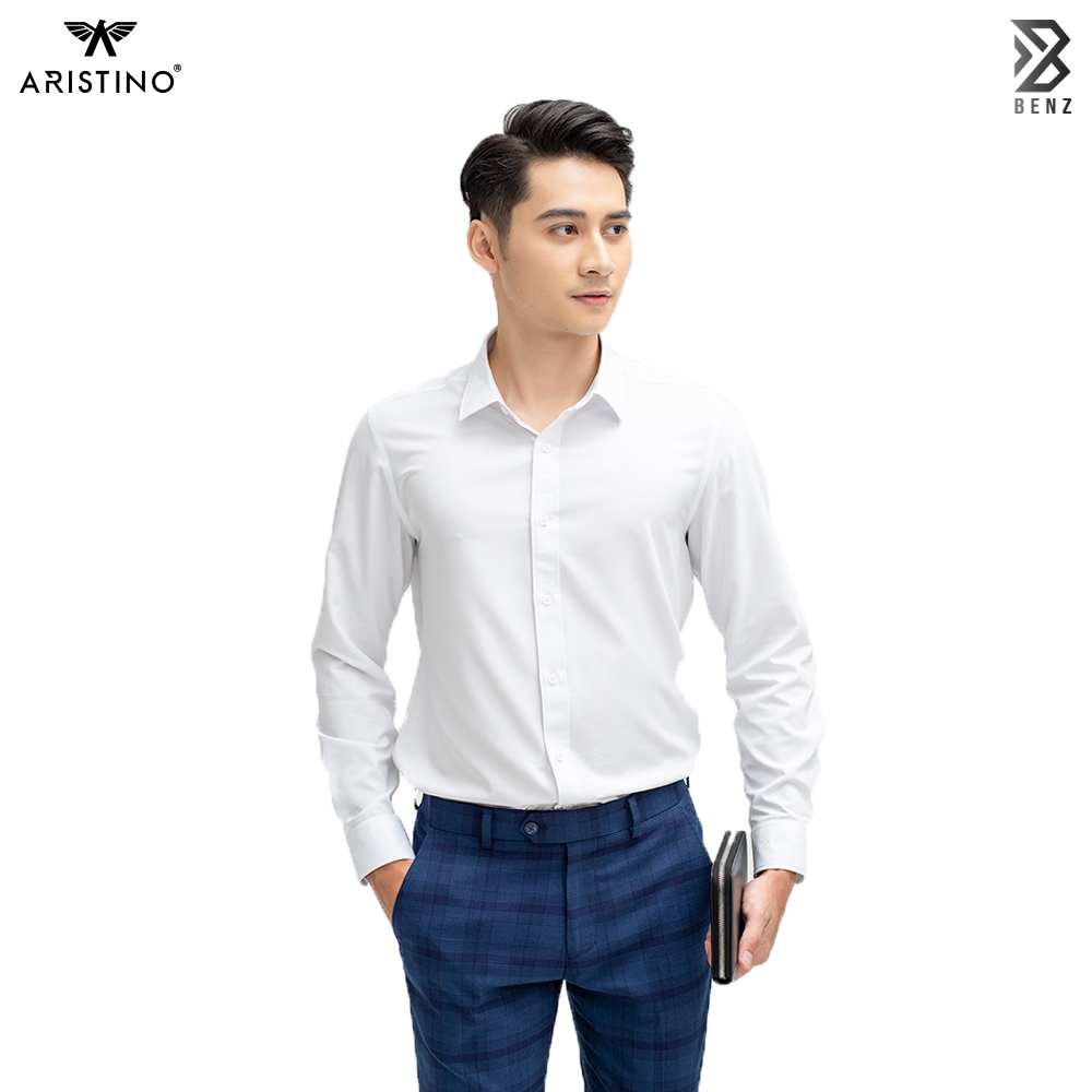 Áo sơ mi trắng dài tay không túi ARISTINO với thành phần 100% Micro Polyester cho bề mặt trơn bóng, mềm mại, ít bám bụi, dáng Slim fit gọn gàng lịch sự