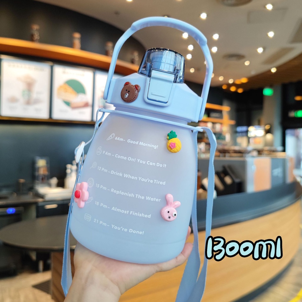 Bình Nước 1200ml Cute, Chia Vạch Khung Giờ , Bình nước Kèm Miếng Dán Dễ Thương Và Ống Hút