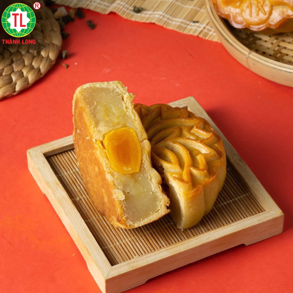 Bộ hộp Bánh trung thu cao cấp tráng gương Hoàng Kim 4 bánh 2 trứng 220g - Thành Long - 880g - tặng 1 hộp trà - VIỆT NAM