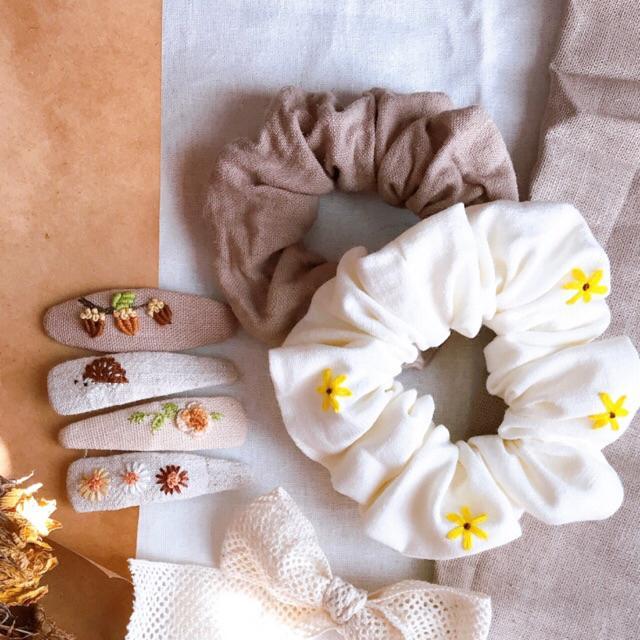 Nơ và scrunchies và kẹp linen thêu