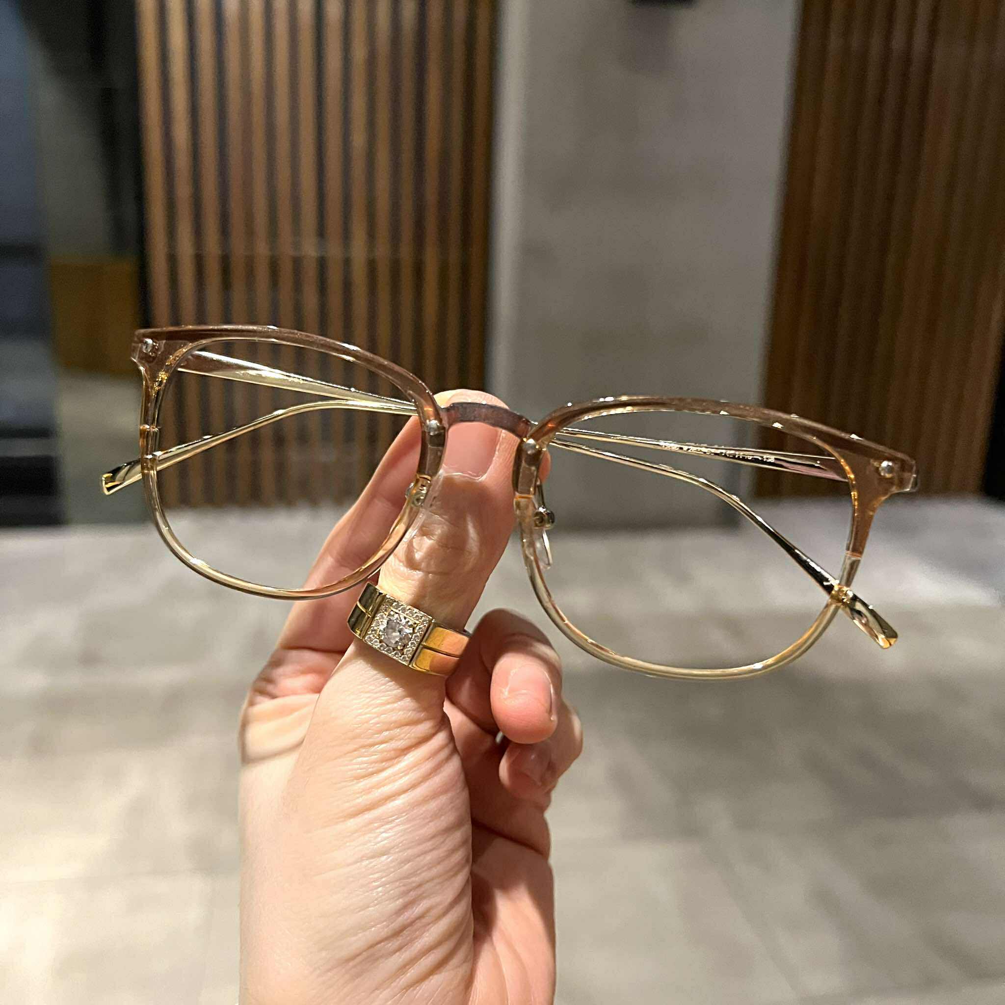 Kính mắt thời trang dáng vuông màu thạch vàng trong