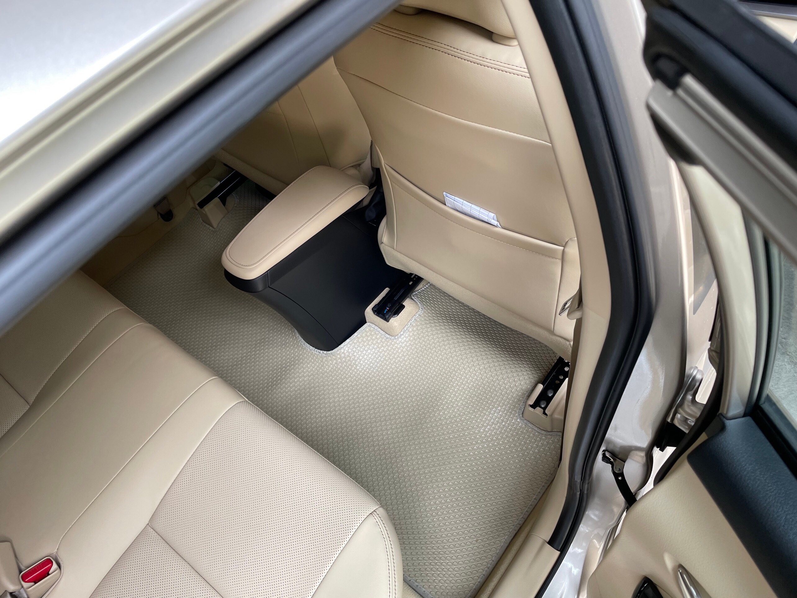 Thảm lót sàn ô tô KATA cho xe Toyota Yaris - Khít với sàn xe, Chống trơn, Không mùi, Không ẩm mốc