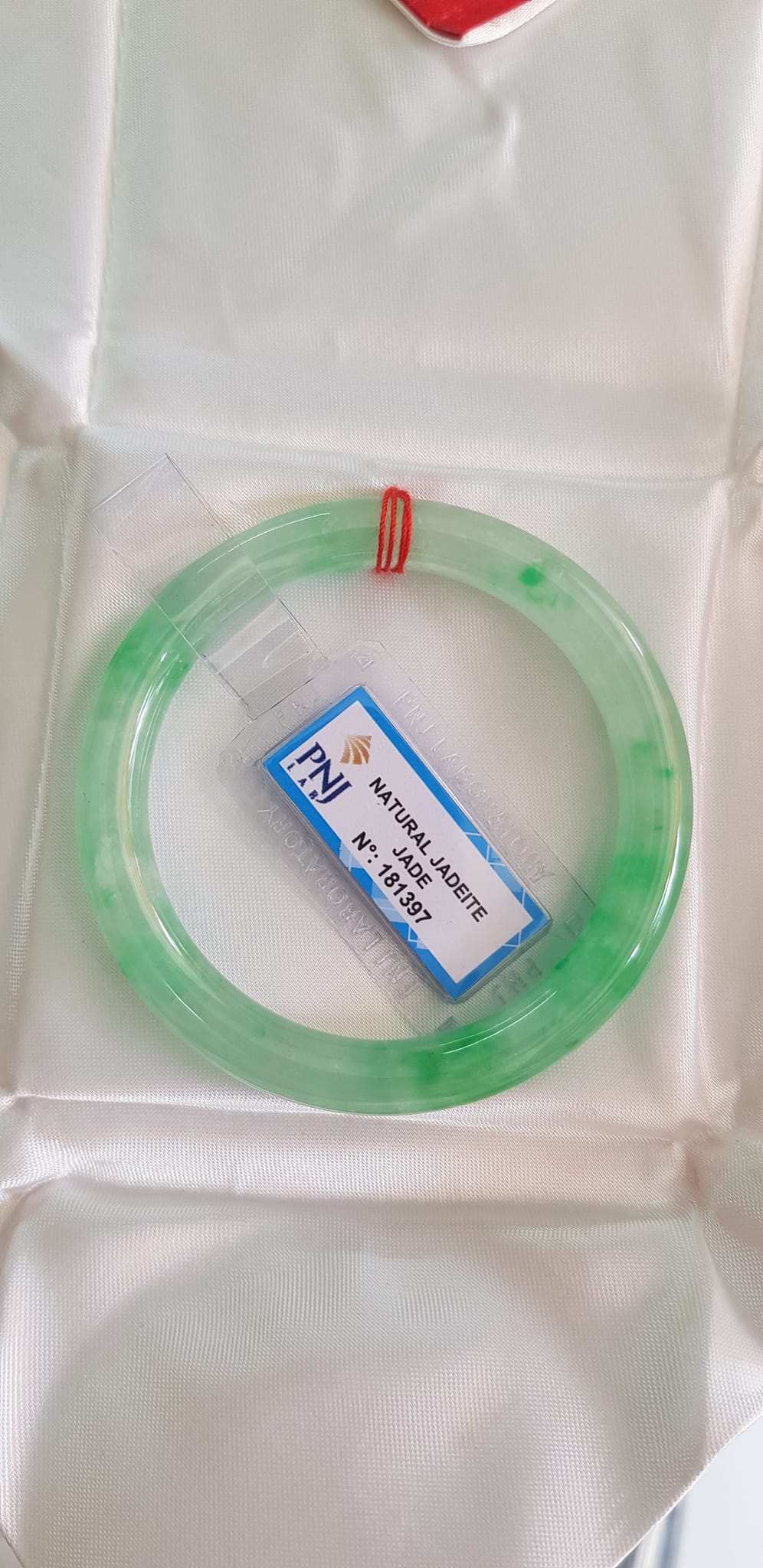Vòng Cẩm Thạch tự nhiên T Lý Rơi Sao 52mm x cọng 8mm Vòng kiểm định Natural Jadeite Jade P No 181397 màu Xanh ngọc nhẹ trắng điểm xanh lý trong bóng đều đẹp sang lắm luôn nữ 50kg - 55kg đeo ạ