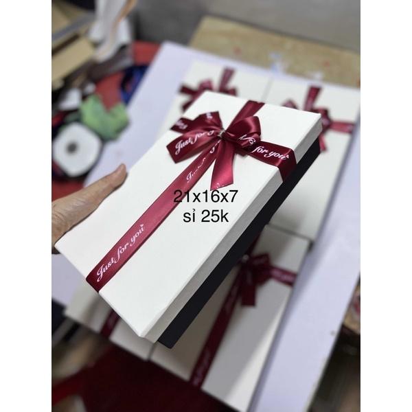 Hộp đựng quà siêu bự, tặng kèm phụ kiện trang trí
