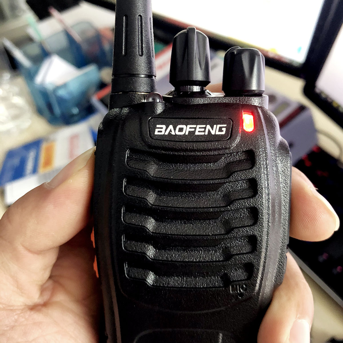 Bộ đàm Baofeng 888S phiên bản mới nhỏ gọn, liên lạc xa 2,5km, pin dùng 12 giờ, xuyên phá vật cản tốt - Hàng chính hãng