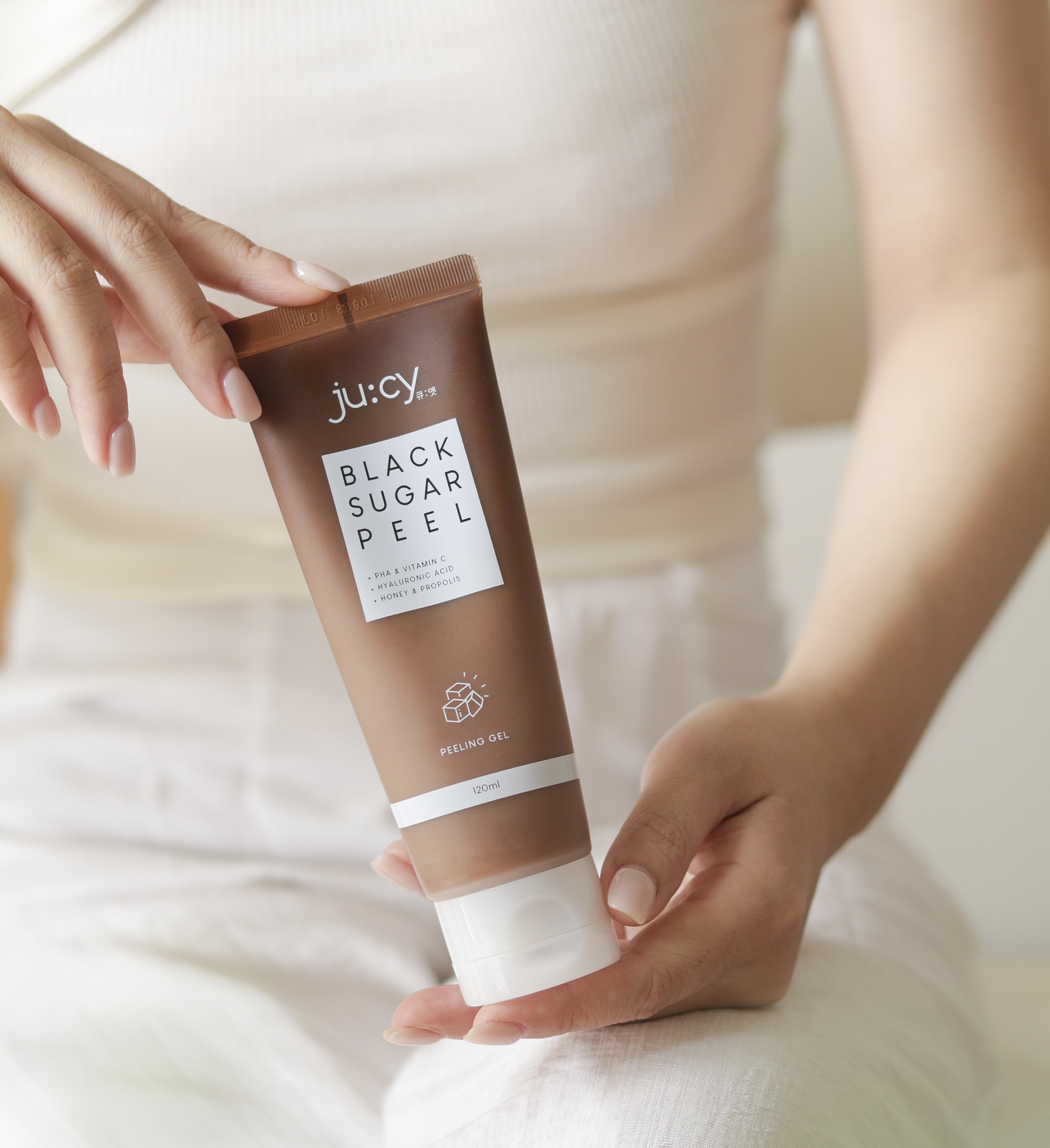 Tẩy da chết đường nâu Ju:cy Black Sugar Peel 120ml
