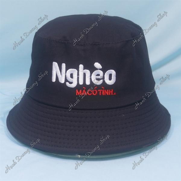 Nón tai bèo mũ bucket vành nhỏ thêu chữ Nghèo mà có tình - Đen