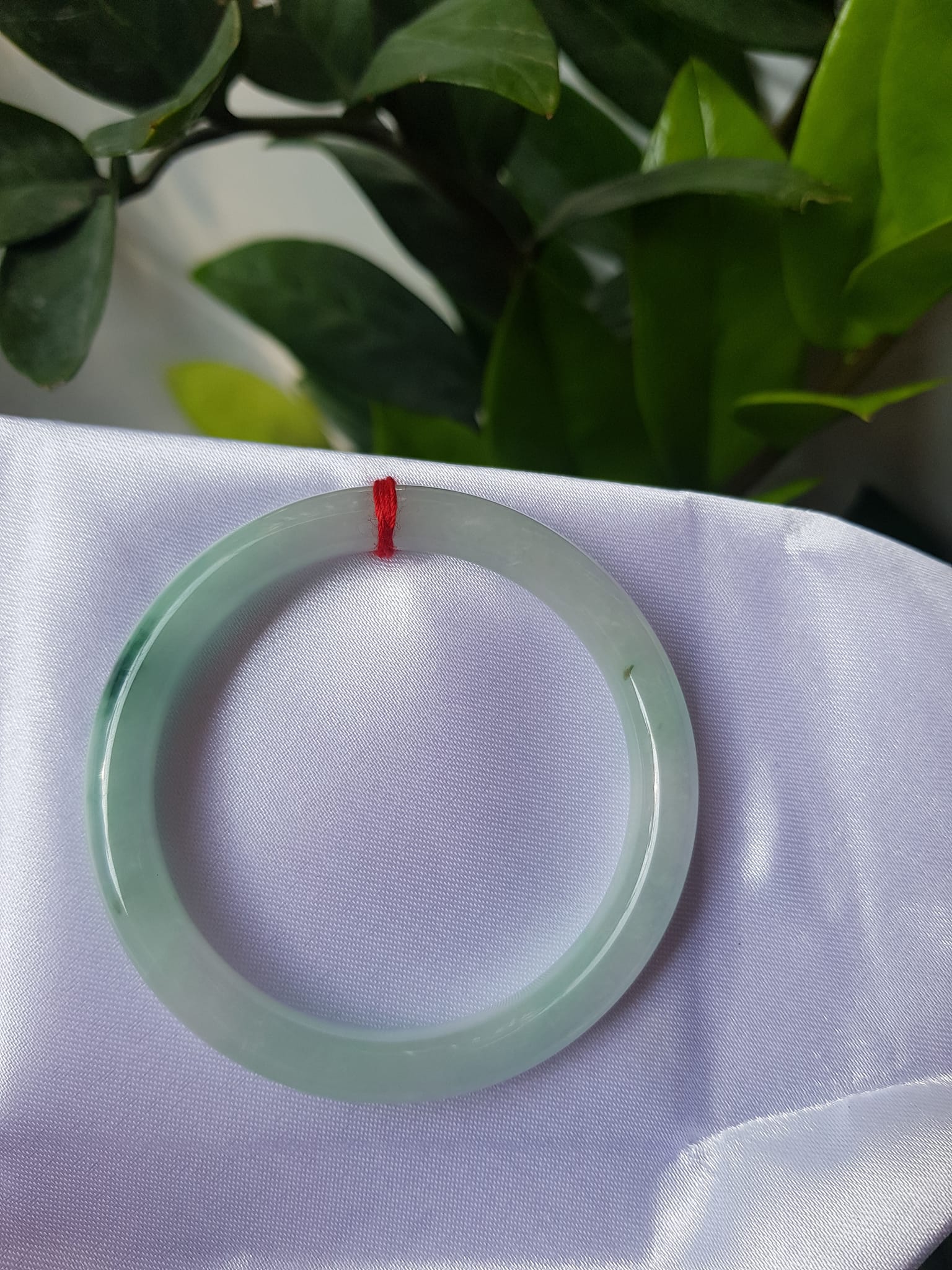 Vòng cẩm thạch tự nhiên A LÝ 51mm x 7,2mm Màu xanh lý nhẹ tô điểm 1 Vân Xanh Lý Đậm đẹp Nữ Mộc Hỏa Thủy 50kg - 57kg ạ