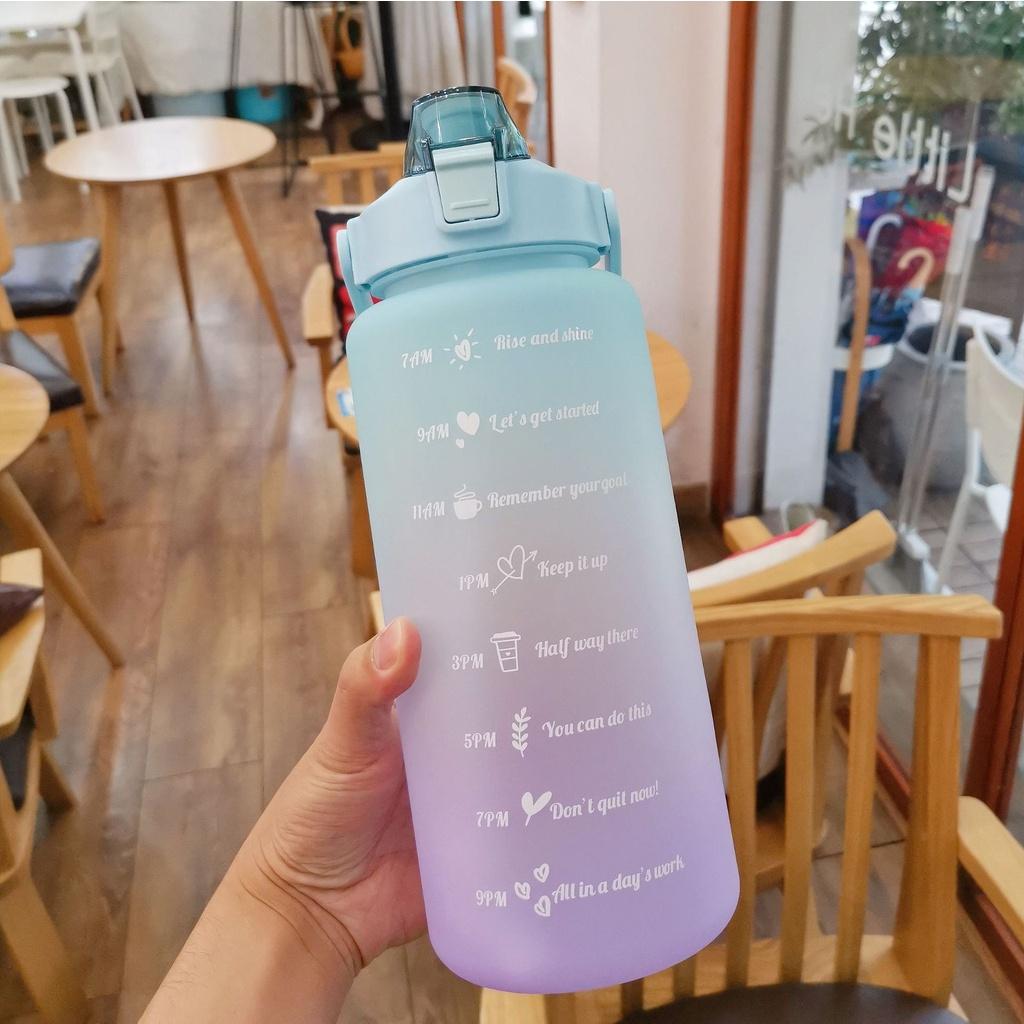 Bình Nước Màu Sắc 2L Chia Vạch, Nhắc Giờ Uống Nước, Có Ống Hút Nắp Bật Chống Tràn