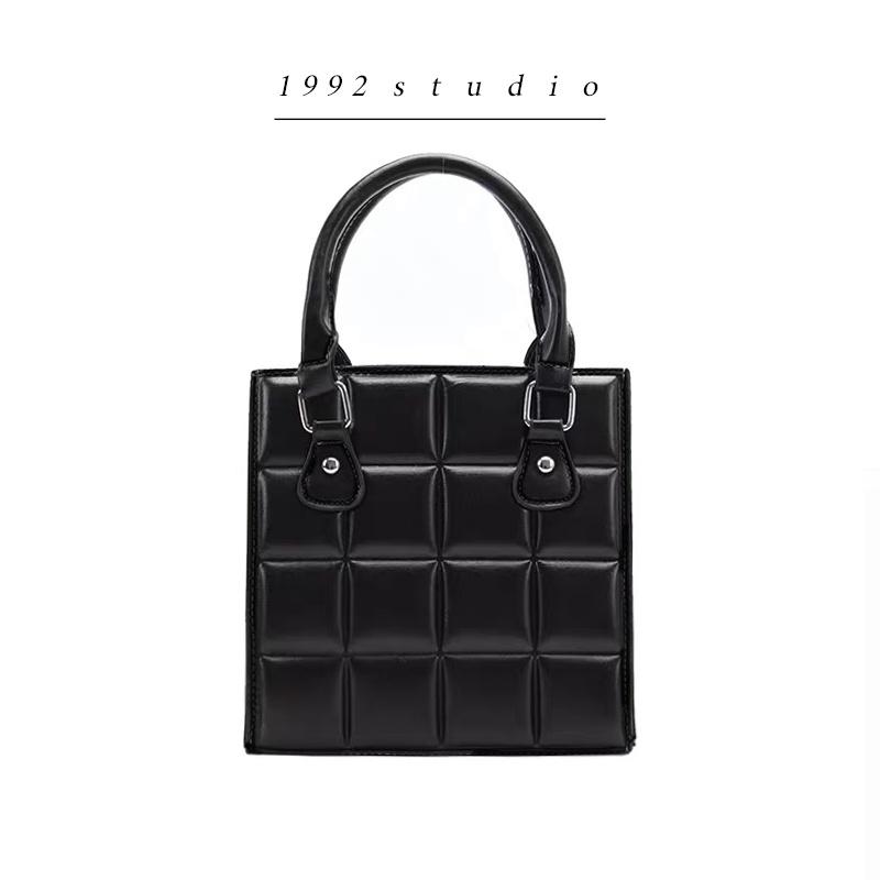 Túi xách nữ / 1992 s t u d i o/ SHERA BAG/ Túi form hộp cá tính, unisex, màu đen, da dập vuông chần nổi