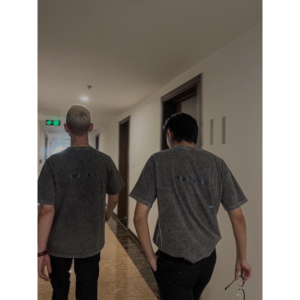 Áo Thun Wash Unisex TeeHolic In Decal Hiệu Ứng Đổi Màu Theo Góc Nhìn - THS