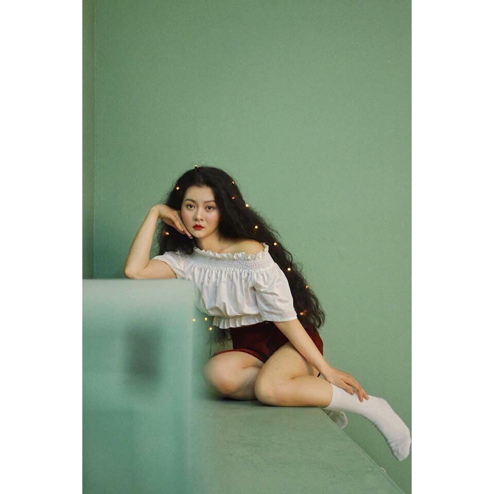 ÁO TRỄ VAI DÁNG CROP TOP MÀU TRẮNG KÈM CHÂN VÁY ĐEN DÁNG CHỮ A
