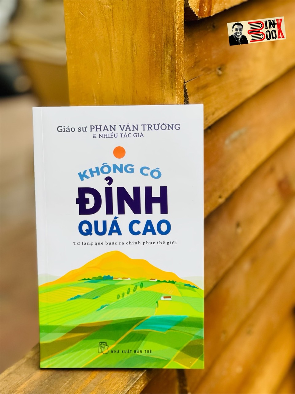 KHÔNG CÓ ĐỈNH QUÁ CAO – TỪ LÀNG QUÊ BƯỚC RA CHINH PHỤC THẾ GIỚI – Phan Văn Trường và Nhiều tác giả – Nxb Trẻ – bìa mềm