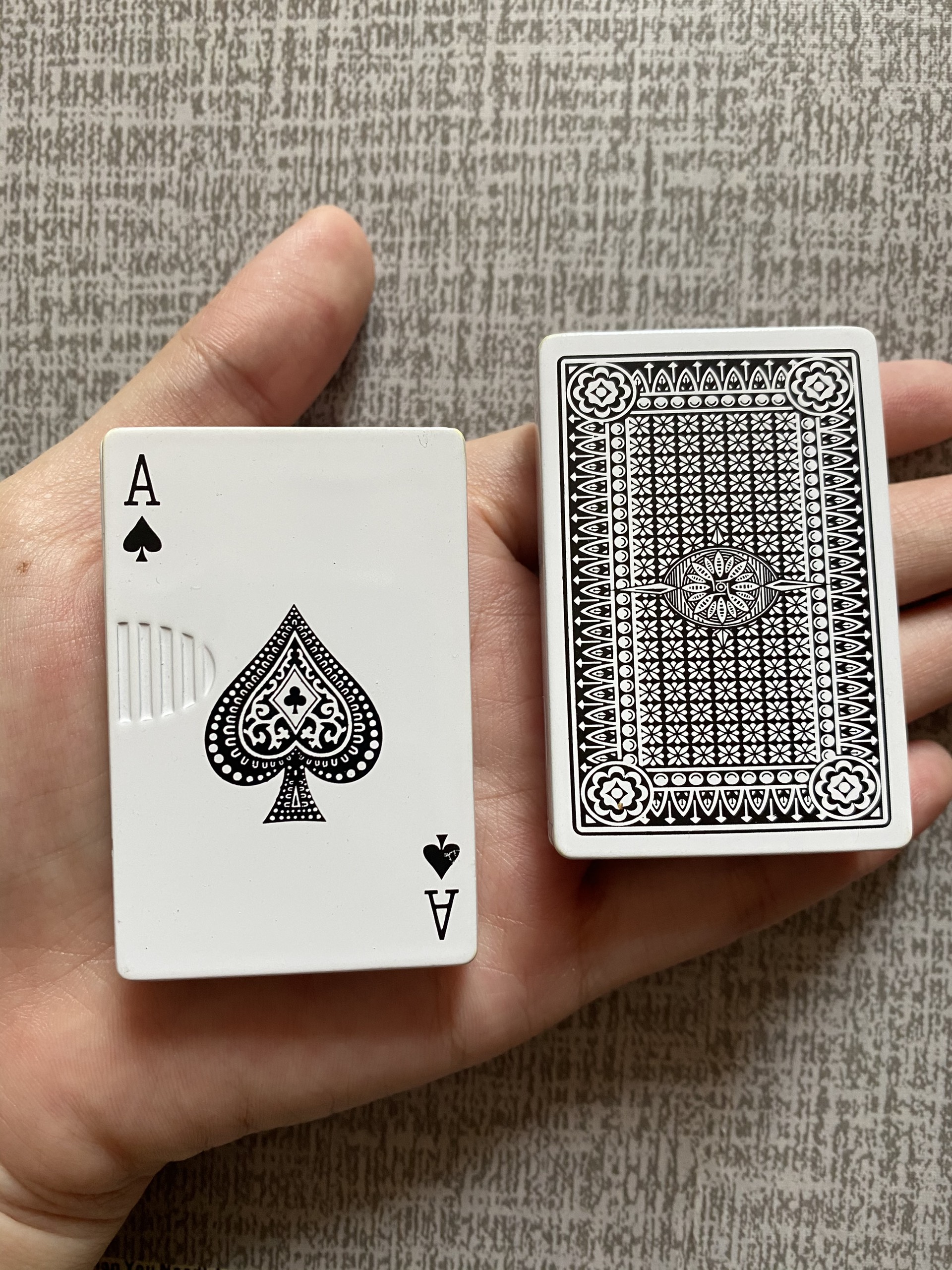 Hộp Quẹt Bật Lửa Khè Hình Lá Bộ Bài Trắng Xoè "Thùng Phá Sảnh" Độc Lạ Fullbox Quà tặng ý nghĩa