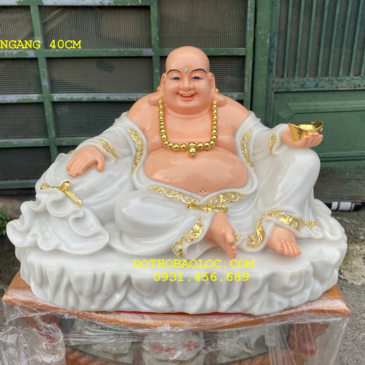 Tượng phật di lặc cầm thỏi vàng bằng đá Việt Nam ngang 40cm - Trắng