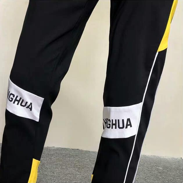 Quần Jogger nam nửa đường viền vàng bên hông , đầu gối có chữ in đơn giản đầy năng động