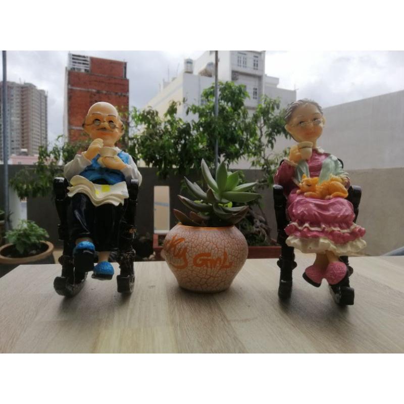 TƯỢNG ÔNG BÀ GIÀ NGỒI GHẾ DỰA