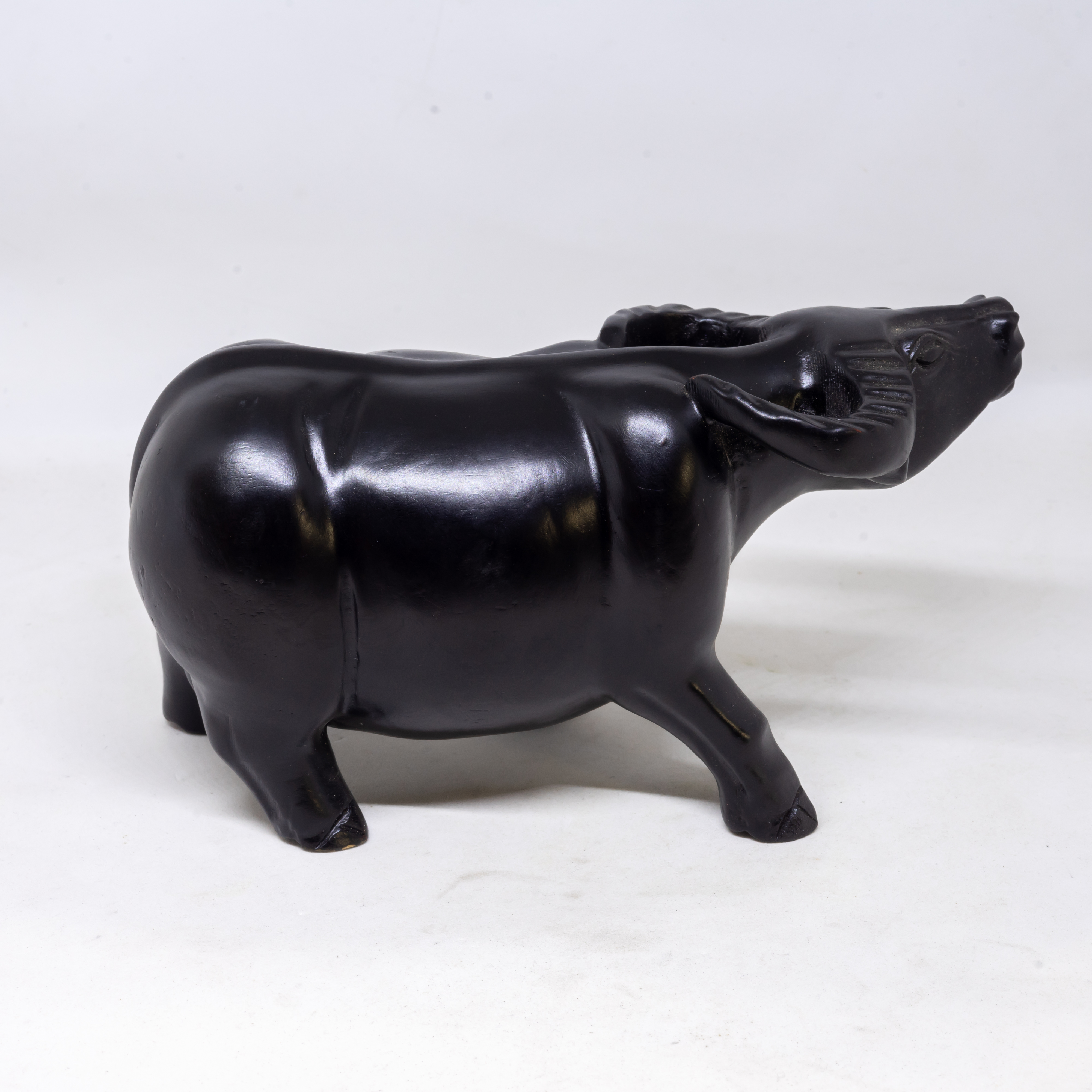 Tượng trâu đen bằng gỗ gụ cao 10cm