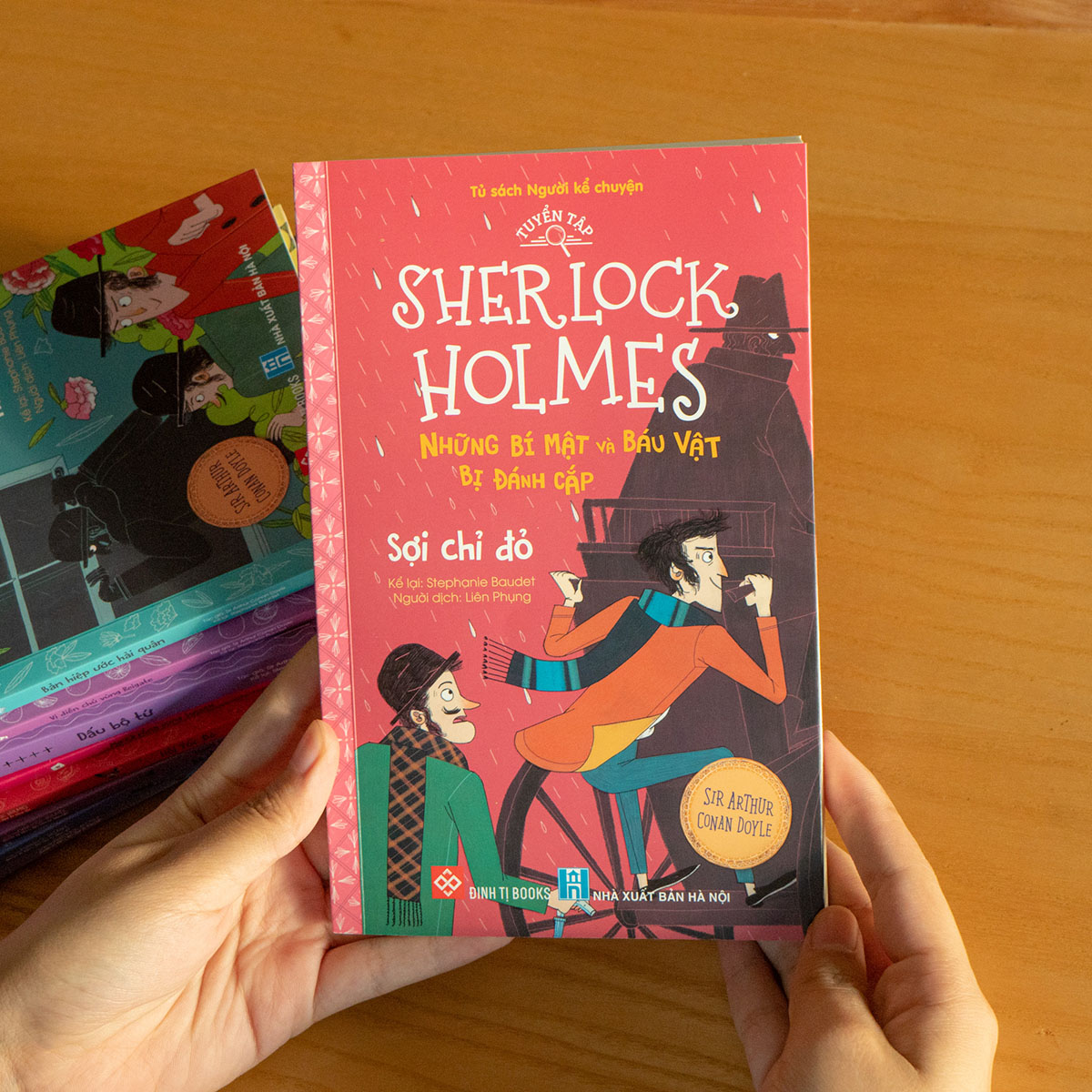 Tuyển Tập Sherlock Holmes - Những Bí Mật Và Báu Vật Bị Đánh Cắp- Sợi Chỉ Đỏ