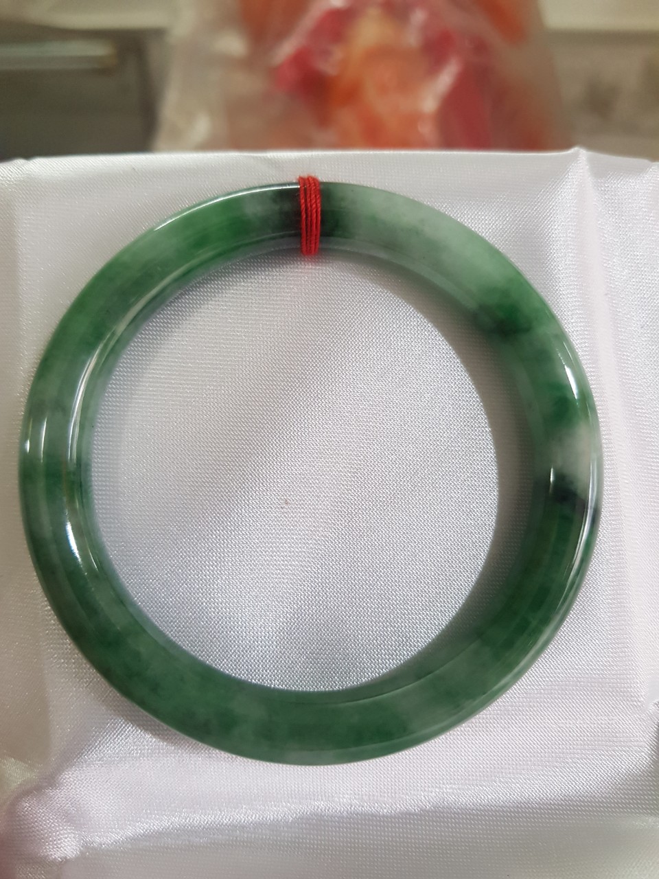 Vòng Cẩm Thạch tự nhiên mới cao cấp đẹp Đậu Lý Sịn Sao 54mm x cọng 8mm màu xanh đậu lý đậm nhạt điểm trắng nhẹ đẹp bóng nữ 53kg - 60kg đeo rất đẹp sang tay món quà tặng Mẹ , Vợ người thân ý nghĩa ạ