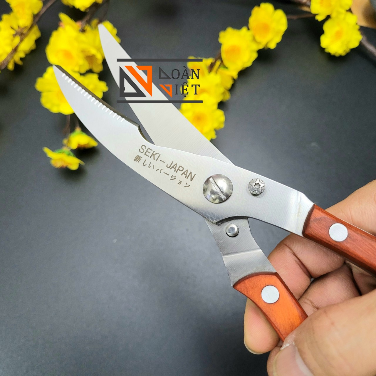 Kéo Cắt Xương Gà Vịt SeKi Nhật Bản, Cán 100% Gỗ Tự Nhiên chống trơn trược, Kéo cắt xương gà vịt chuyên nghiệp. Thép dày có lò xo bật nhảy giúp không mỏi tay