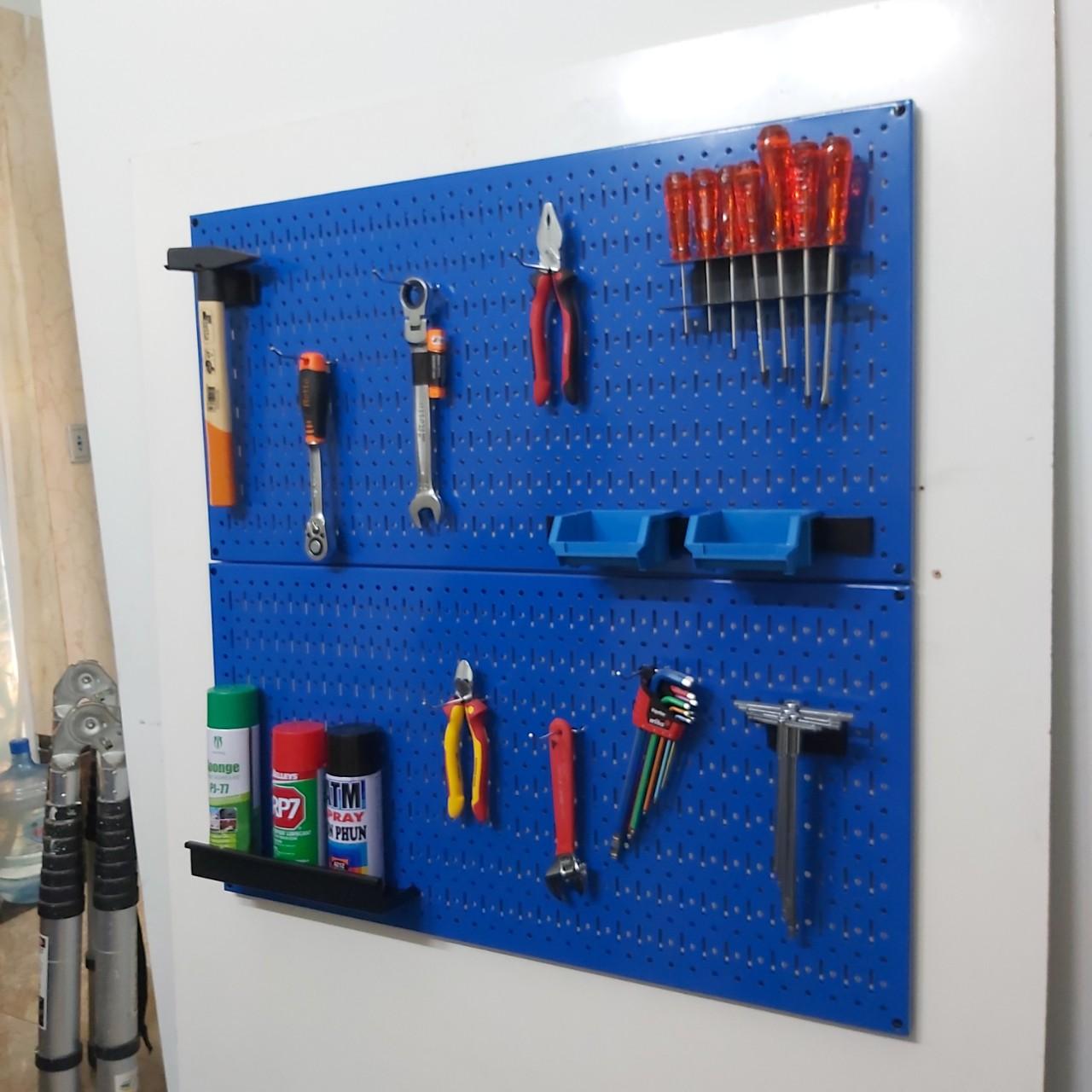 Tấm lưới pegboard đôi màu xanh kèm phụ kiện treo tường