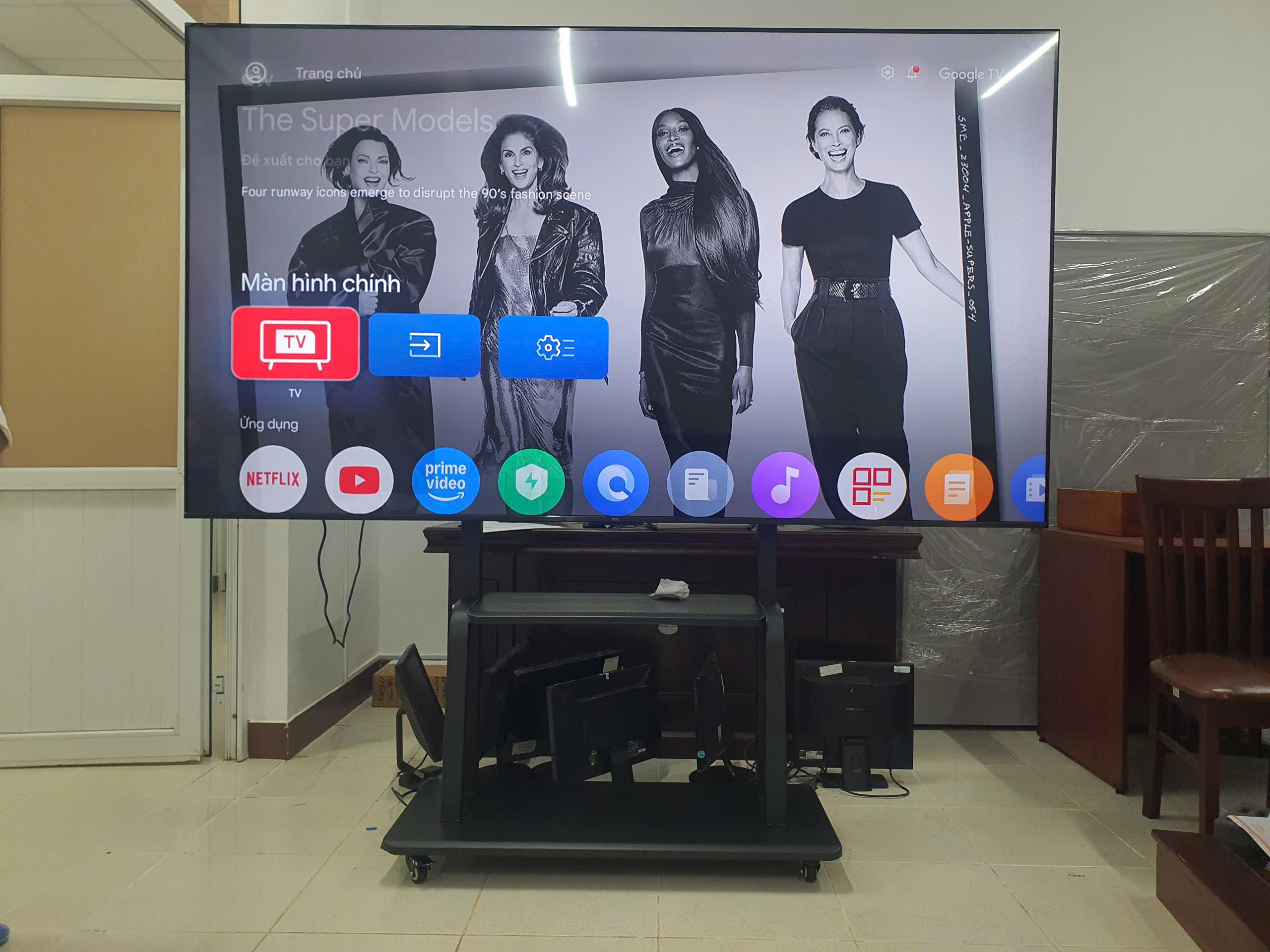 Khung kệ treo màn hình tivi, bảng tương tác di động Apollo 1800 kích thước 60 ”– 100“ tải trọng 150kg - Hàng nhập khẩu
