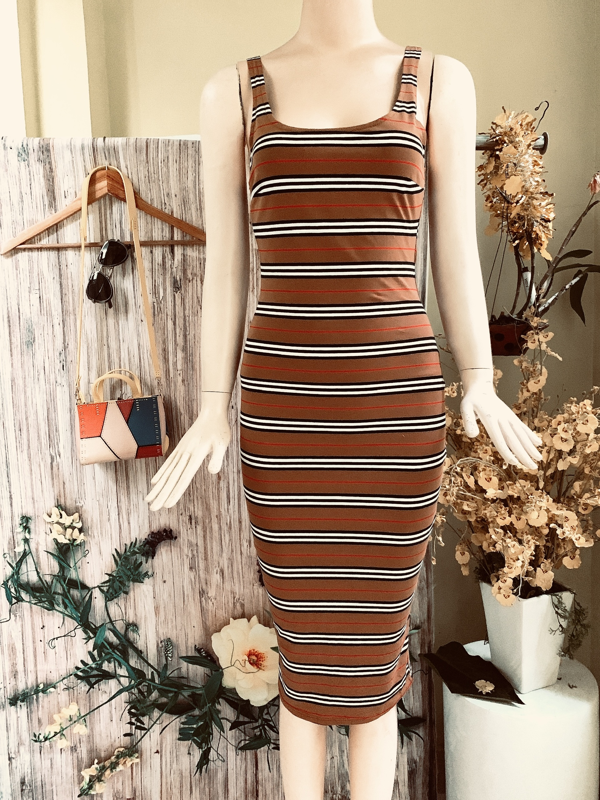 Đầm body ba lỗ sọc nâu quyến rũ