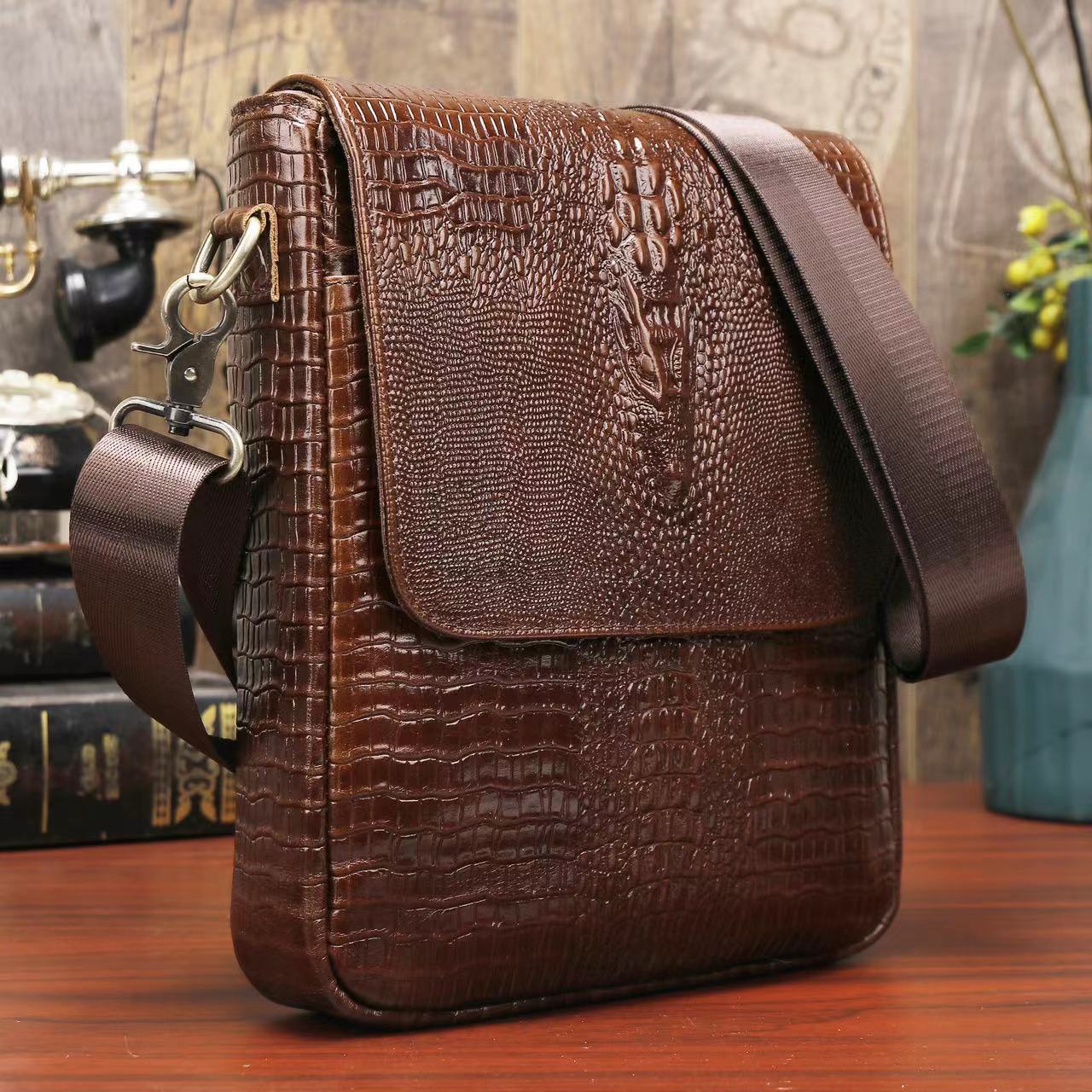 Túi đeo chéo nam DA BÒ THẬT phong cách mới - BEE GEE DCN9369