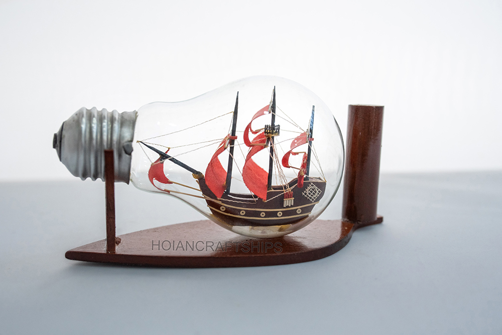 Thuyền gỗ mini Santa Maria trong bóng đèn