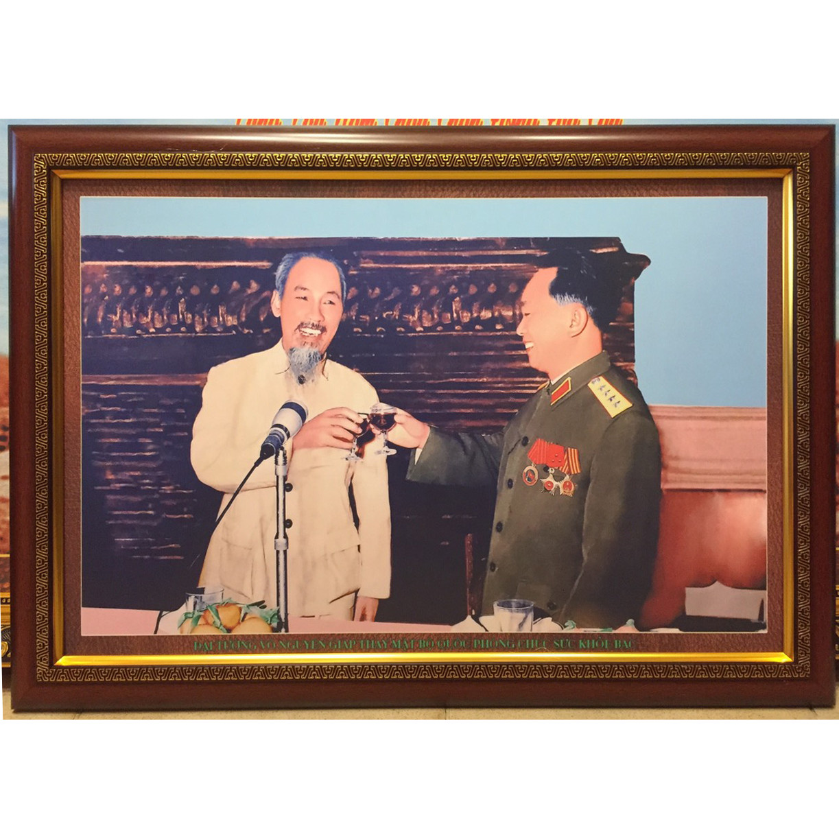 Tranh in dầu- Đại tướng Võ Nguyên Giáp thay mặt bộ Quốc phòng chúc sức khỏe Bác ( 71x101cm & 48x68cm )