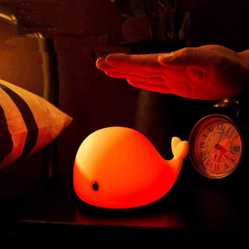 Đèn ngủ LED để bàn Dolphin Light hình cá heo dễ thương Jisulife L2 – Đèn ngủ cảm ứng tự động thay đổi màu sắc ánh sáng bảo vệ mắt, hoạt động 4-8 giờ liên tục, sạc nhanh 2 giờ cổng Micro USB tiện lợi