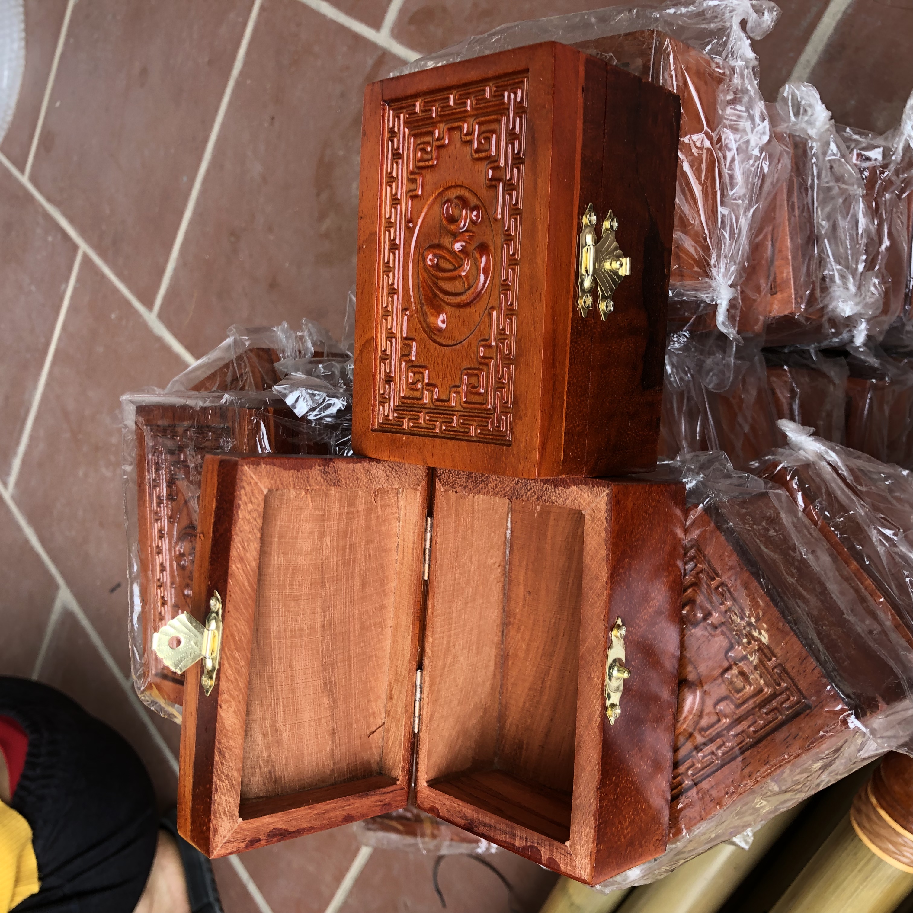 Hộp gỗ đựng thuốc hình vuông 9x9x5cm tặng kèm nhấc tàn hàng đang rất hot trên thị trường giá rẻ nhất