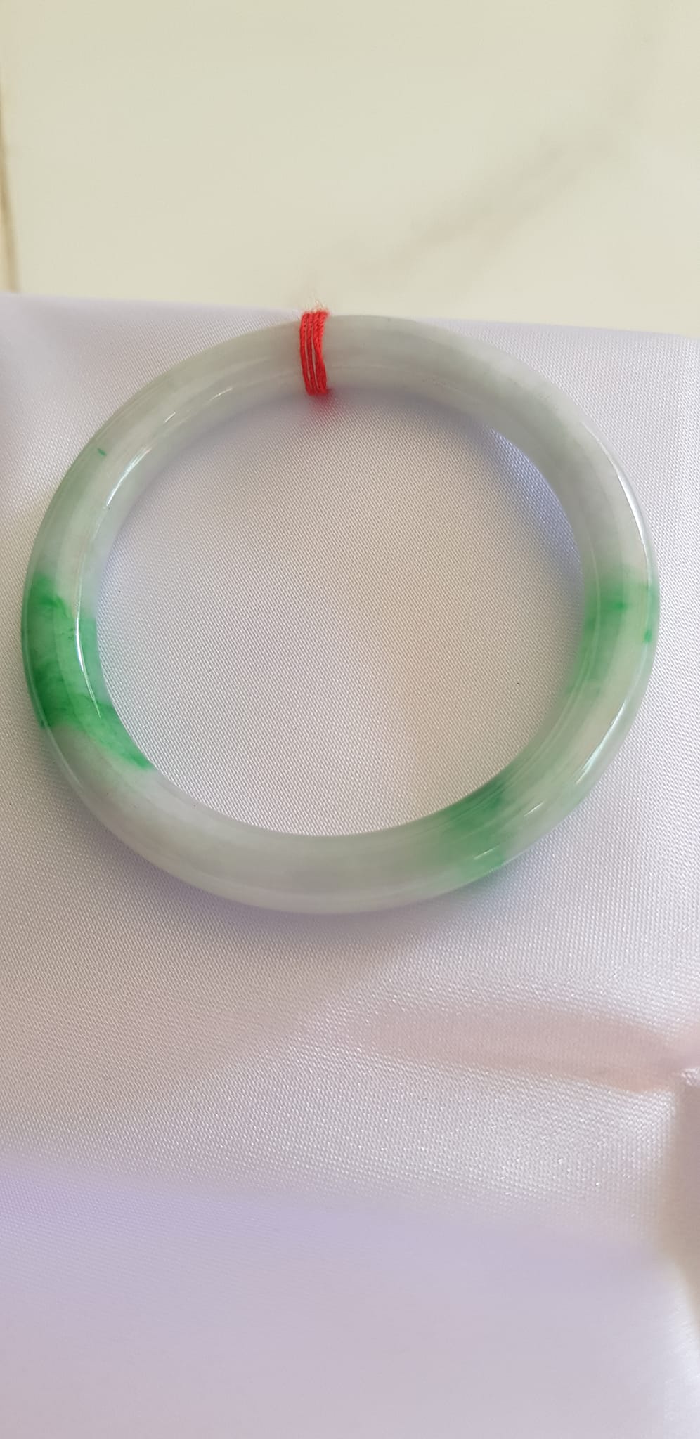 Vòng Cẩm Thạch tự nhiên đẹp Tr Lý Sao 47mm x chột 6,5mm Vòng màu trắng sữa điểm xanh lý đậm bóng mượt đẹp xinh sang tay lắm Nữ tay nhỏ 30kg - 47kg đeo đẹp ạ