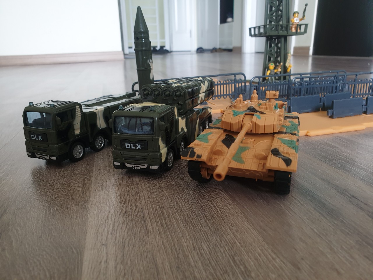 Bộ đồ chơi mô hình xe quân sự DLX gồm nhiều chi tiết, nhựa ABS an toàn, chi tiết sắc sảo