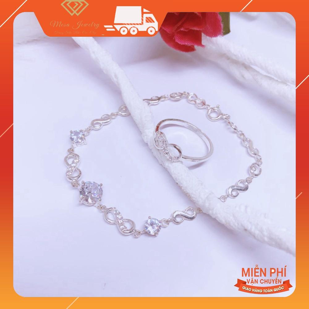 Bộ trang sức gồm nhẫn và lắc tay số 8 gắn đá nhỏ