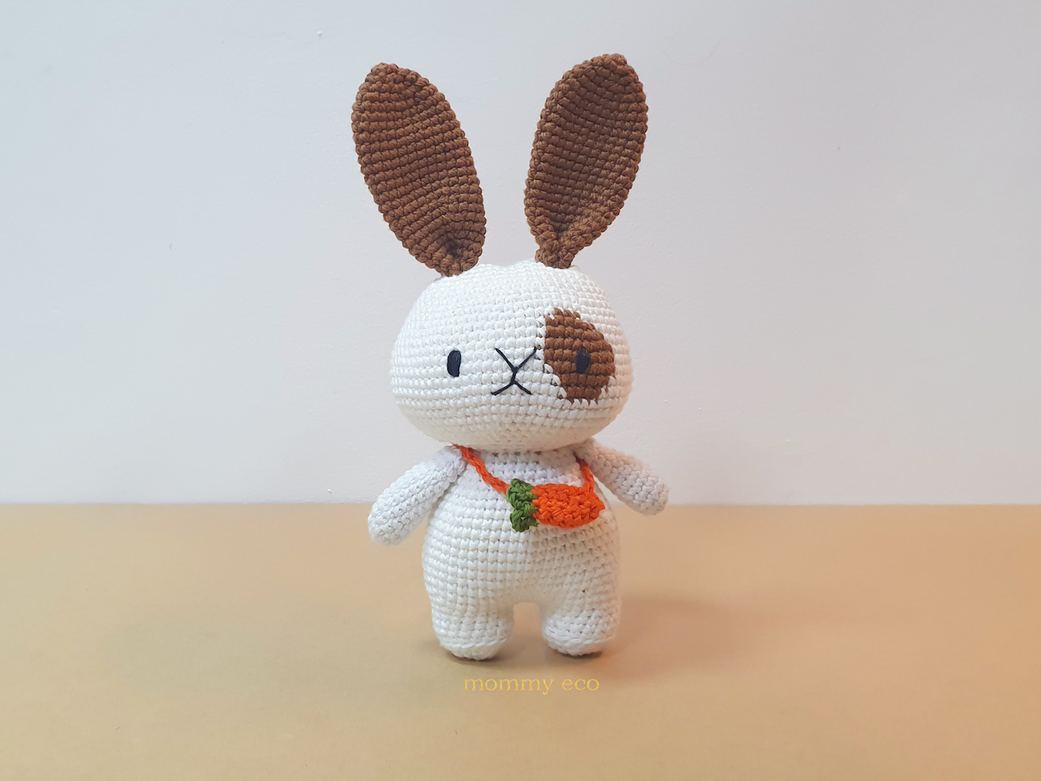 Thú len handmade amigurumi, đan móc thú len, đồ chơi len an toàn cho bé. Thỏ đi học đeo cà rốt