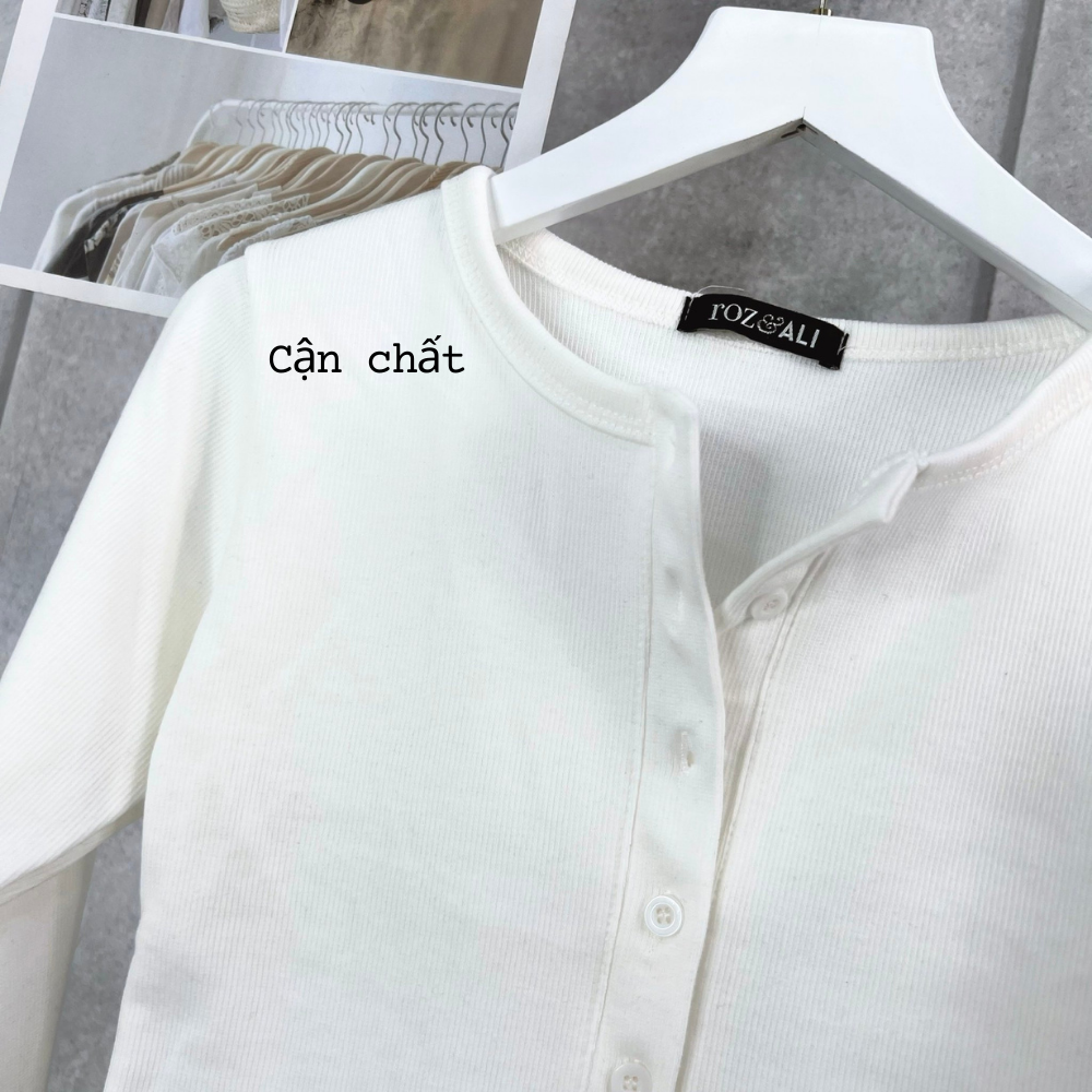 Áo croptop cúc giữa dài tay cổ tròn màu trắng chất thun gân