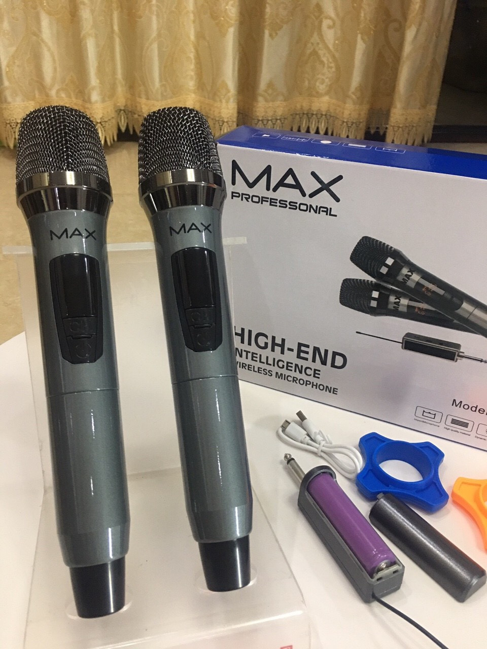 Micro Karaoke Không Dây Đa Năng Max 39 Chống Hú - Màn Hình Lcd Hiển Thị Tần Số - Phù Hợp Cho Mọi Thiết Bị