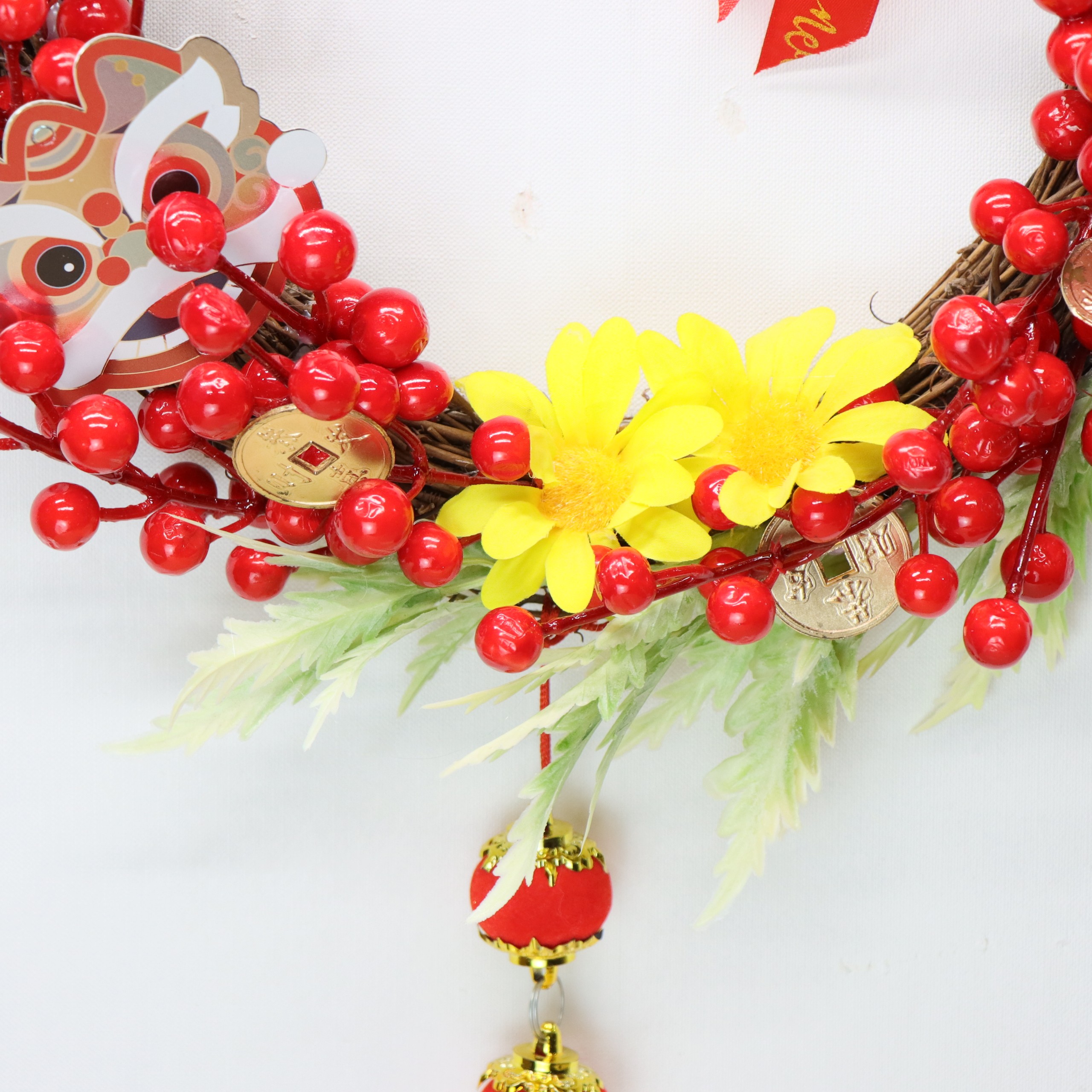 Vòng hoa tết H46, vòng quả đỏ  trang trí tặng kèm đèn