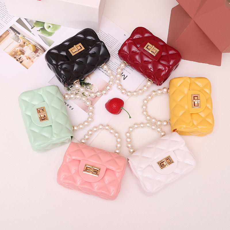 Túi xách túi đeo vai nữ mini ,có quai cầm ngọc trai phối dây xích , da bóng đẹp ,đường may chắc chắn , có thể cầm hoặc đeo cho phái nữ dạo phố