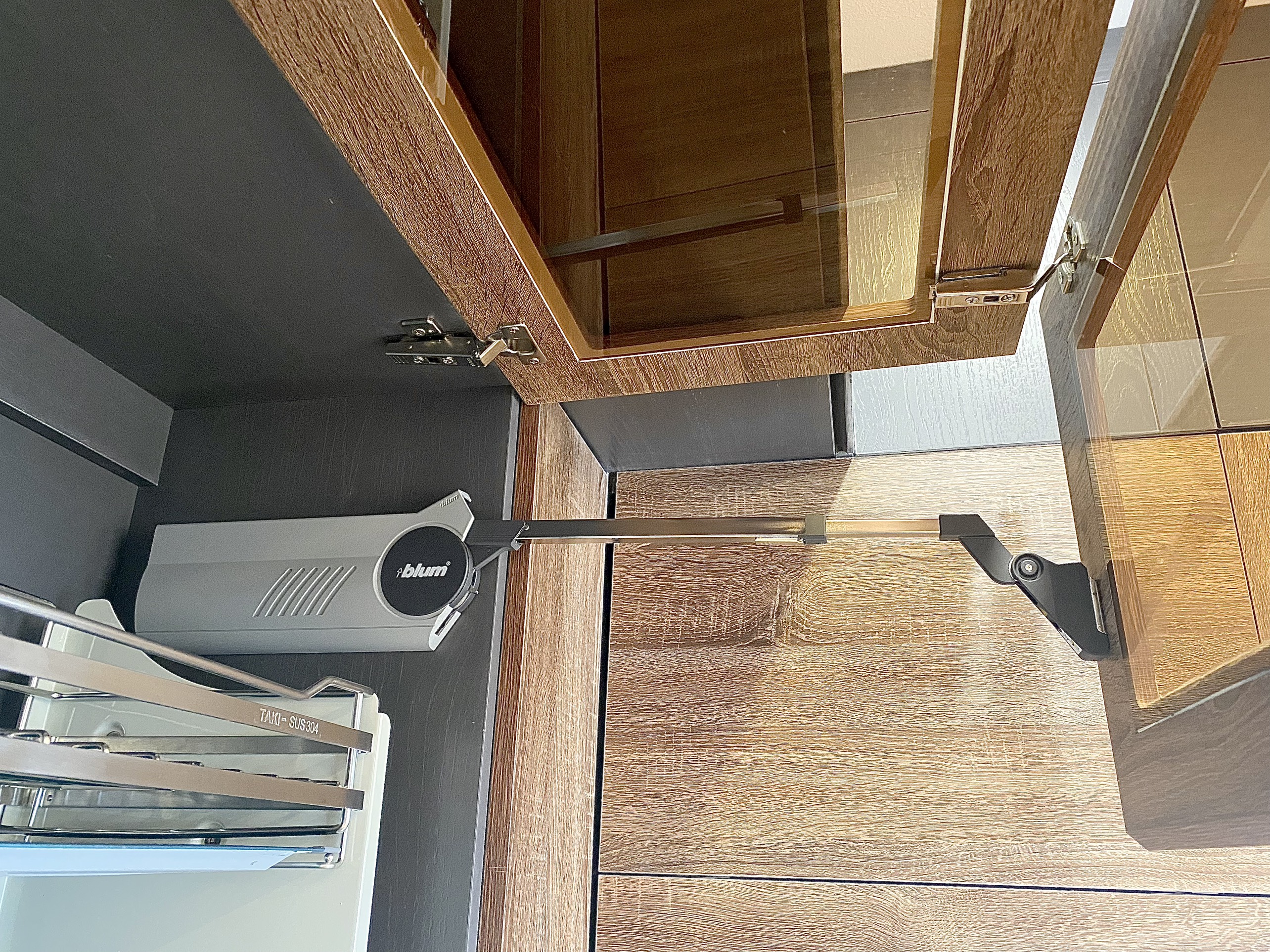 Tay Nâng Cánh Tủ Blum HF22, HF25, HF28 - Có thợ lắp