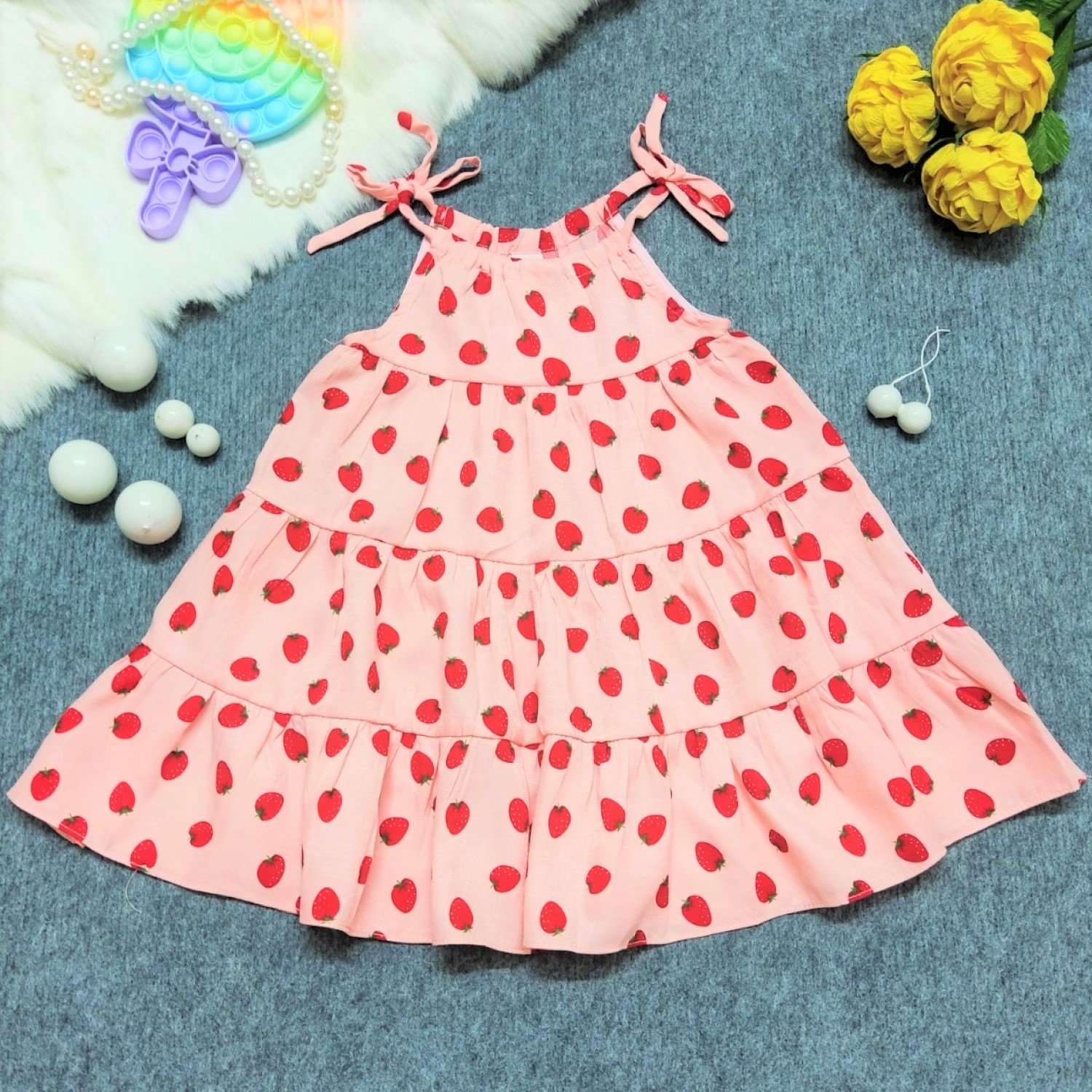 G00000710 Đầm váy dâu tây maxi cho bé giá từ 1 tuổi, Chất vải đũi lạnh, mềm mịn.