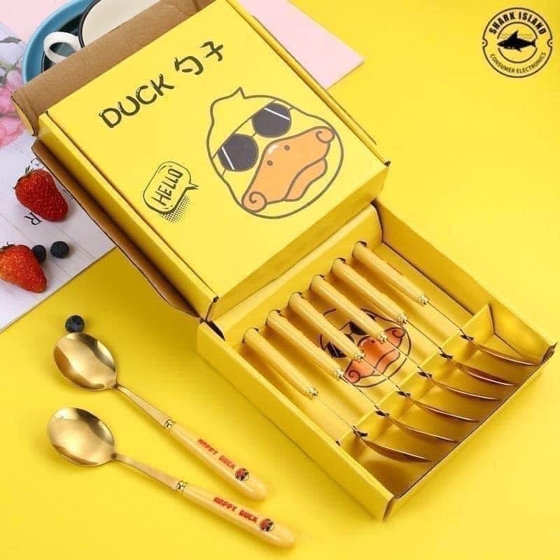 Hộp 6 muỗng inox hình vịt vàng dễ thương Duck, Thìa hình vịt vàng cán dài cho bé ăn dặm