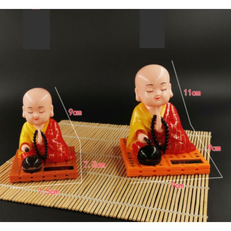 Tượng phật gõ mõ năng lượng mặt trời trang trí taplo xe hơi, phòng làm việc