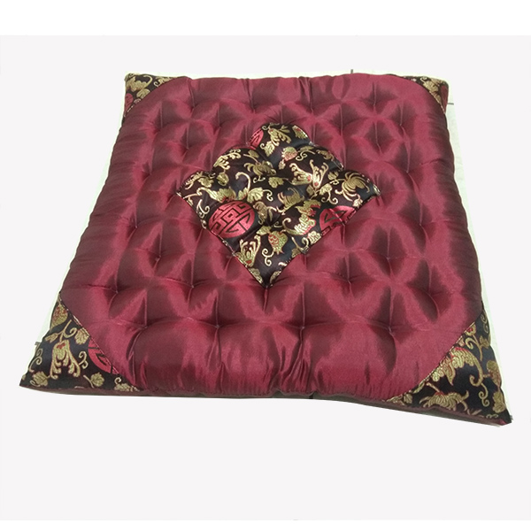Đệm ngồi, ruột bông ép đã xử lý nhiệt, mặt lụa thêu hoa văn, kích thước: 40cm x40cm x 5cm